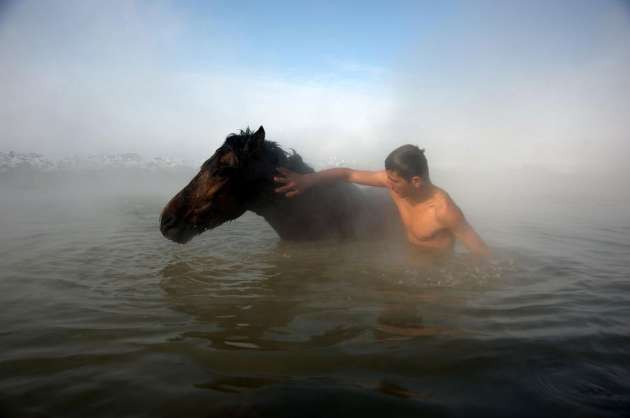 Kaplıcalara atlarıyla giren insanlar - Resim: 3
