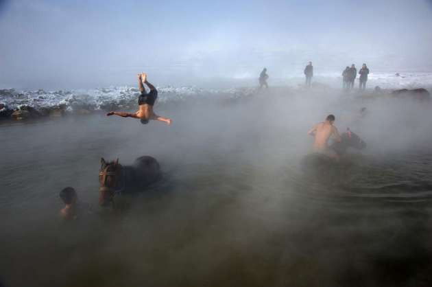 Kaplıcalara atlarıyla giren insanlar - Resim: 4