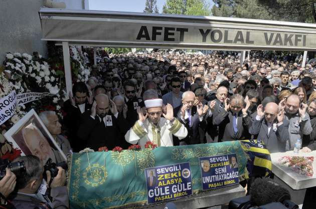 Zeki Alasya son yolculuğuna uğurlandı - Resim: 3