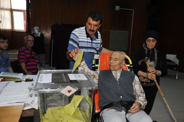 Türkiye sandık başında - Resim: 3