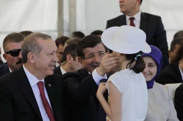 Cumhurbaşkanı Erdoğan küçük kızın elini öptü - Resim: 1