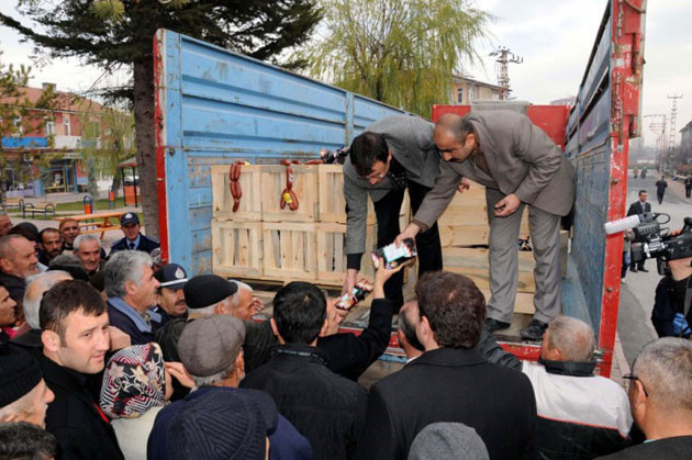 Kılıçdaroğlu'nun parasıyla sucuk dağıttı - Resim: 3