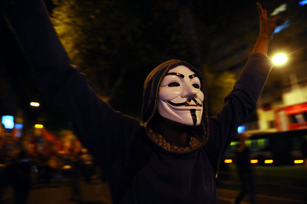 İzmir'de izinsiz yürüyüşe polis müdahalesi - Resim: 1