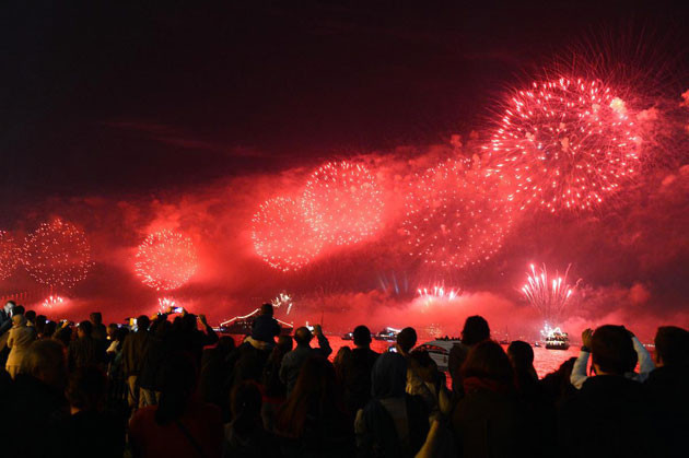 İstanbul'da muhteşem havai fişek gösterisi - Resim: 1