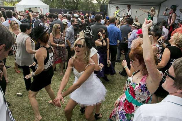 Böyle at yarışı mı olur demeyin! Olay görüntüler - Resim: 2