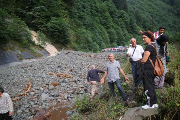 Şiddetli yağış yüzünden yol kapandı - Resim: 4