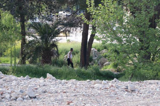 Denizli'de yasağa rağmen sokakta içki içen şahıs: Terörist değilim - Resim: 0