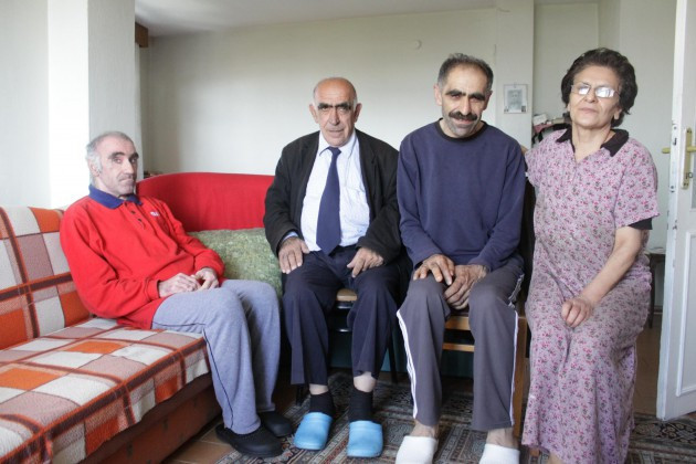 Vefakar abla, 44 yıldır engelli kardeşlerine bakıyor - Resim: 3