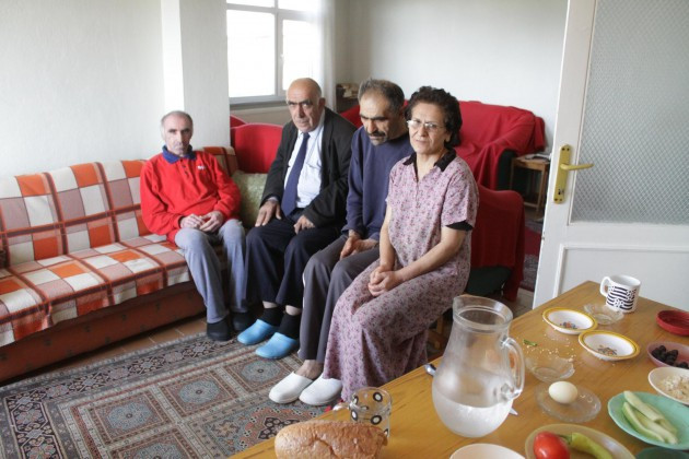 Vefakar abla, 44 yıldır engelli kardeşlerine bakıyor - Resim: 4