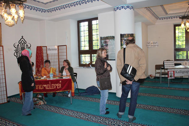 Almanlar namaz kılanları izledi - Resim: 1