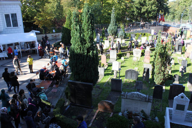 Almanlar namaz kılanları izledi - Resim: 3