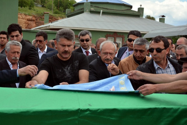 Kemal Kılıçdaroğlu amcasının tabutuna para bıraktı - Resim: 2