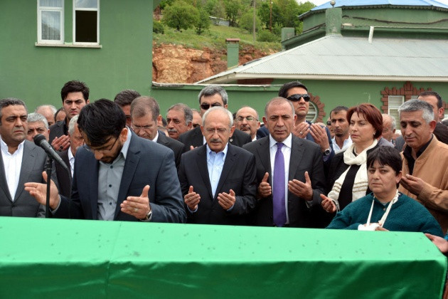 Kemal Kılıçdaroğlu amcasının tabutuna para bıraktı - Resim: 3