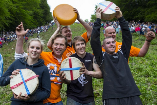 Peynirin peşinden yuvarlandılar - Resim: 2