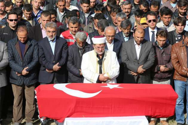 Cenaze töreni yürekleri sızlattı - Resim: 4