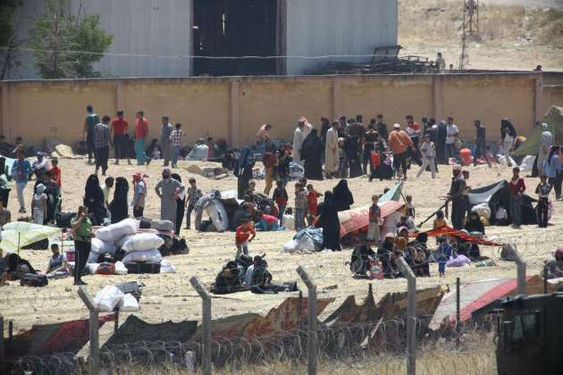 Suriyelilerin sınırda bekleyişi sürüyor - Resim: 2