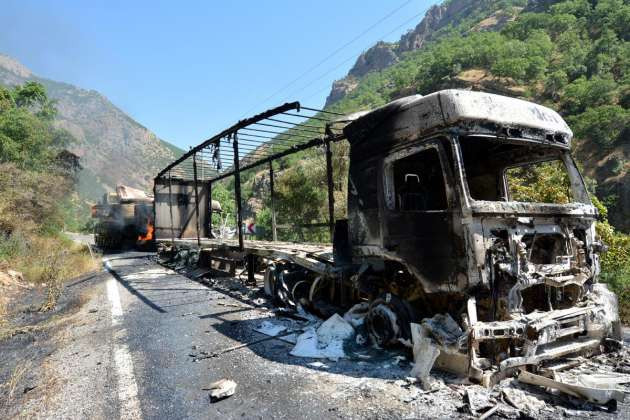 PKK Tunceli-Erzincan yolunu kesti! Araç yaktı - Resim: 2