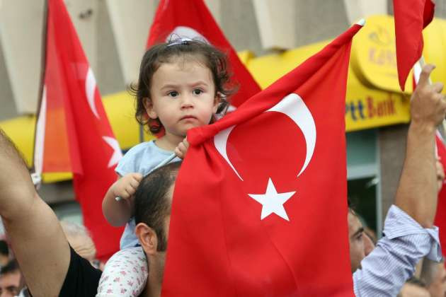 Bayrağı alan sokağa çıktı! - Resim: 2