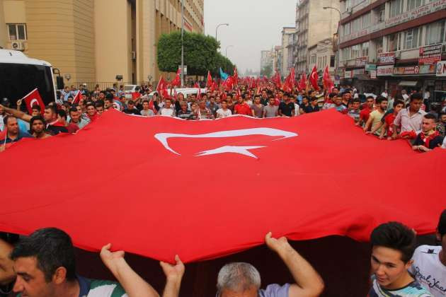 Bayrağı alan sokağa çıktı! - Resim: 3