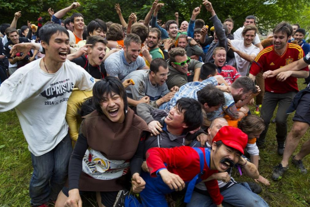 Peynirin peşinden yuvarlandılar - Resim: 3