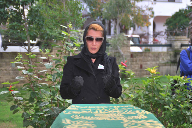 Hande Yener babasına böyle veda etti - Resim: 1