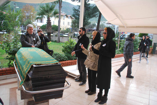 Hande Yener babasına böyle veda etti - Resim: 2