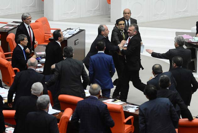 Meclis'te yumruklu kavga! Vekil hastanelik oldu - Resim: 2