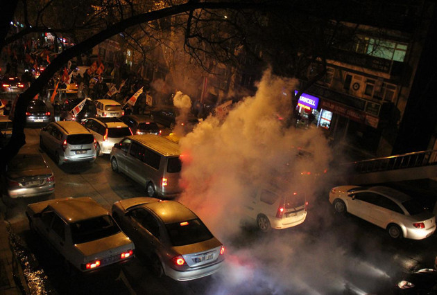 İzinsiz gösteriye polis müdahalesi - Resim: 2