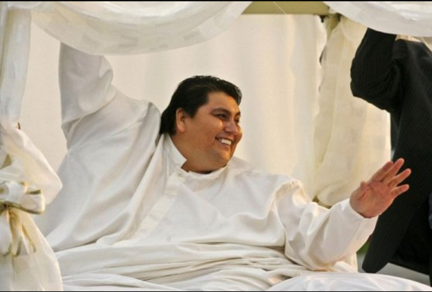 Ağır adamın cenazesi böyle taşındı - Resim: 1