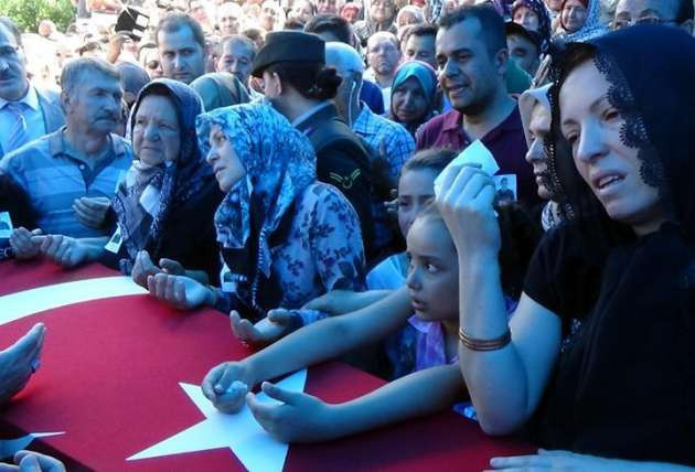 Askerin göz yaşlarını elleriyle sildi - Resim: 1