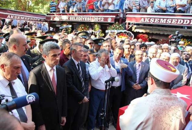 Askerin göz yaşlarını elleriyle sildi - Resim: 2
