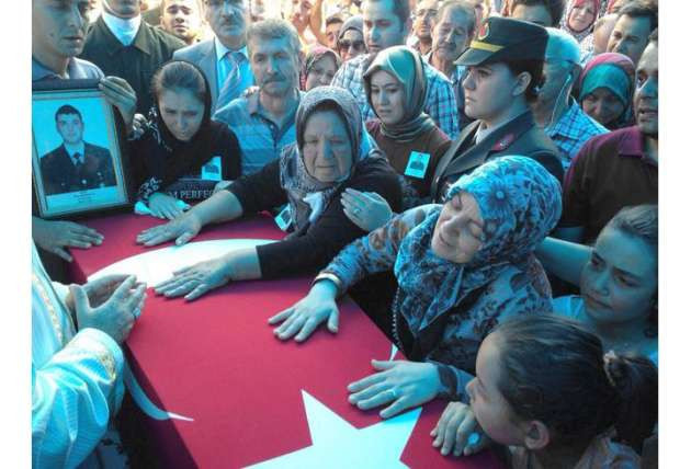 Askerin göz yaşlarını elleriyle sildi - Resim: 3