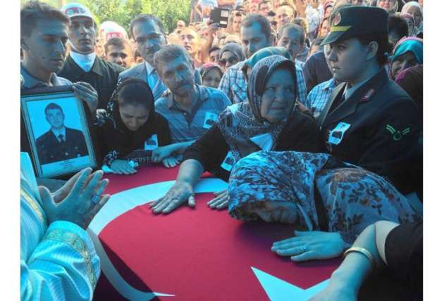 Askerin göz yaşlarını elleriyle sildi - Resim: 4