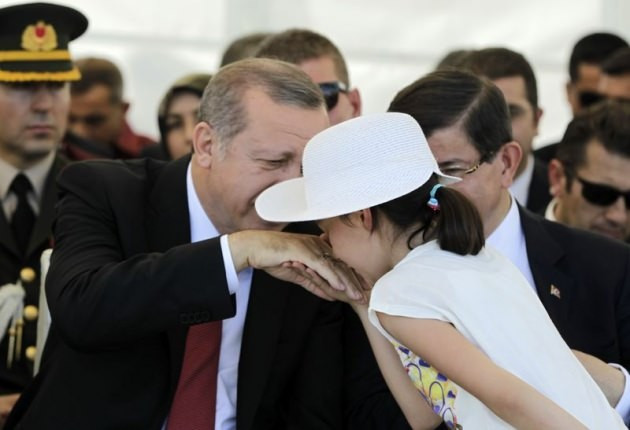 Cumhurbaşkanı Erdoğan küçük kızın elini öptü - Resim: 3