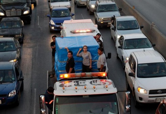 Ağır adamın cenazesi böyle taşındı - Resim: 4