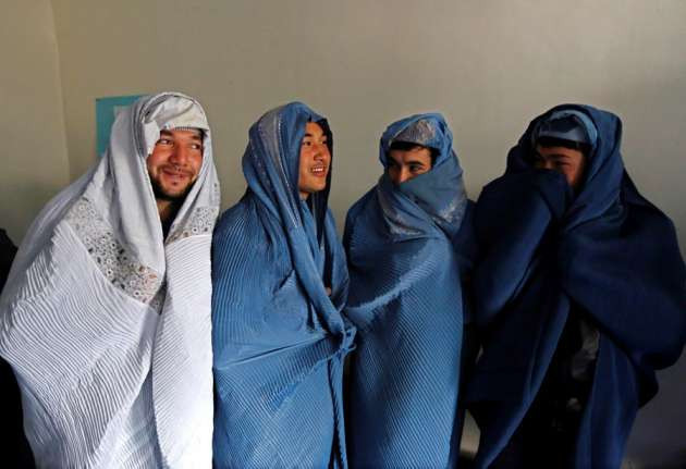 Afganistan'da erkekler kadına şiddete karşı burka giydi - Resim: 2