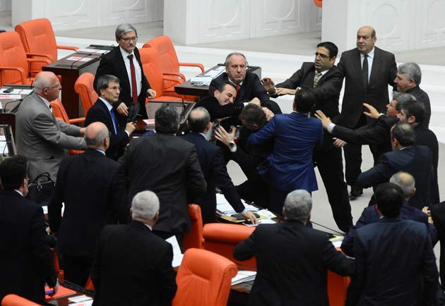 Meclis'te yumruklu kavga! Vekil hastanelik oldu - Resim: 3