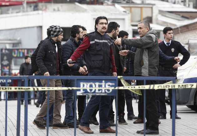 Taksim Meydanı'nda polise saldırı - Resim: 4