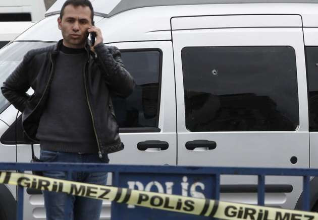 Taksim Meydanı'nda polise saldırı - Resim: 3