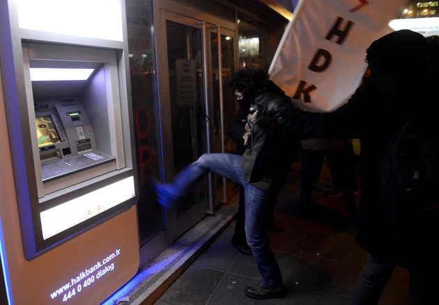 İzinsiz gösteriye polis müdahalesi - Resim: 4