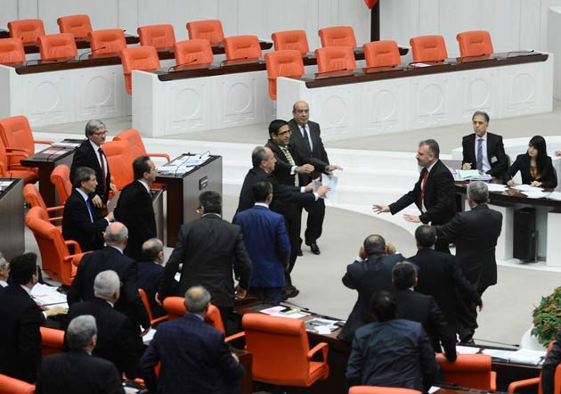 Meclis'te yumruklu kavga! Vekil hastanelik oldu - Resim: 4