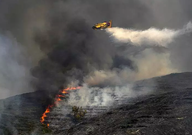 Yunanistan 'Cehennem'i yaşıyor! Turistlerin rahatlığı pes dedirtti, yangınlar uydudan görüntülendi - Resim: 2