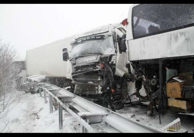 Kar zincirleme kazaya neden oldu - Resim: 1