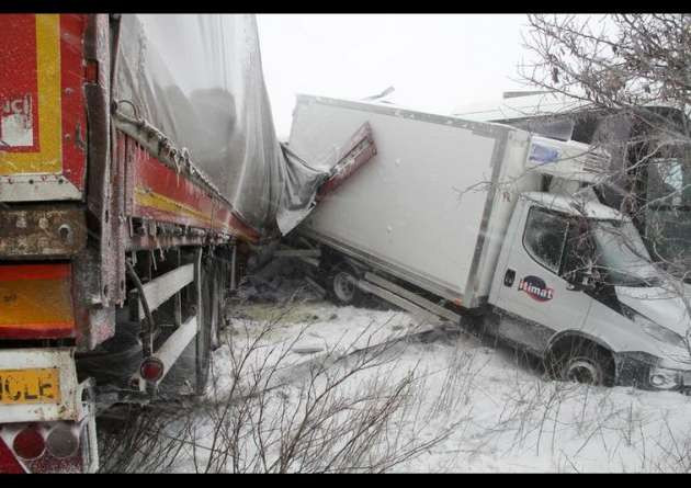 Kar zincirleme kazaya neden oldu - Resim: 2