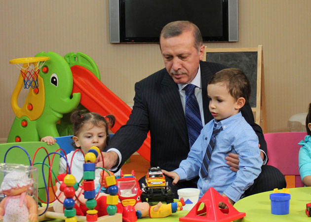 Erdoğan çocuk oyun alanını gezdi - Resim: 3