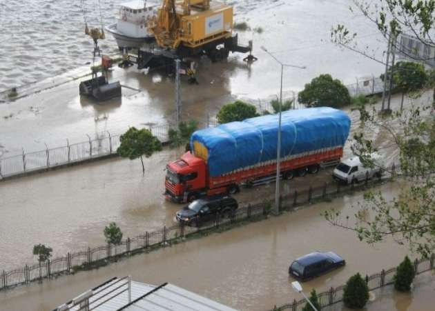 Dev dalgalar sahil yolunu yuttu - Resim: 2