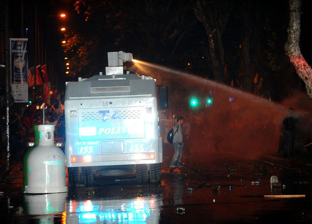 İzmir'de izinsiz yürüyüşe polis müdahalesi - Resim: 2