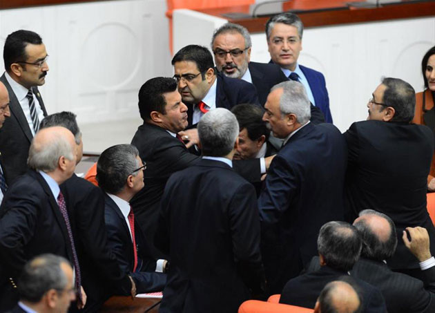 Meclis'te yumruk yumruğa kavga - Resim: 1