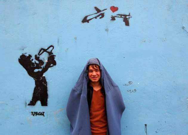 Afganistan'da erkekler kadına şiddete karşı burka giydi - Resim: 4