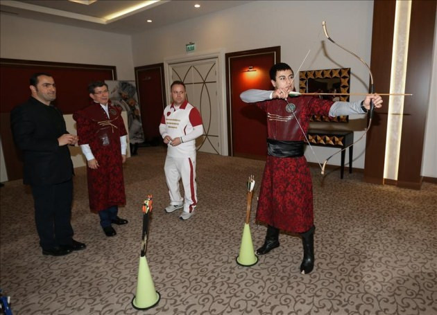 Davutoğlu okçuluktaki hünerlerini sergiledi - Resim: 1